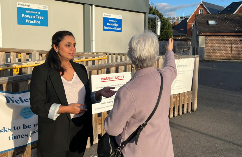 Cllr Sood speaking to a resident